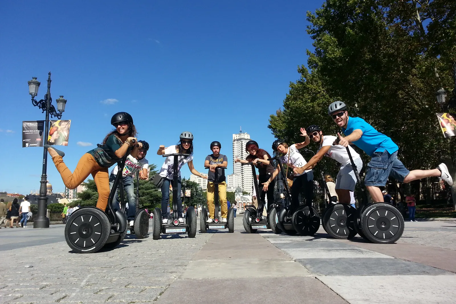 Viajeros disfrutando de un tour en Segway por Madrid